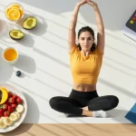 Pessoa energizada alongando-se ao amanhecer, simbolizando uma rotina otimizada para mais energia.