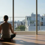 Meditação diária em 2025: Reduza o estresse em 30% em 10 minutos Pessoa meditando em um ambiente tranquilo, simbolizando a redução do estresse.