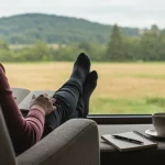 Ócio Criativo: Aumente Produtividade e Bem-estar em 2025 Pessoa relaxando em ócio criativo, olhando pela janela com paisagem serena