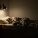 5 Estratégias Comprovadas para Melhorar o Sono em 40% Pessoa dormindo tranquilamente em um quarto sereno com iluminação suave, simbolizando a melhora da qualidade do sono.
