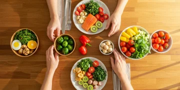 Mesa com refeição saudável e colorida, simbolizando nutrição consciente no Brasil.