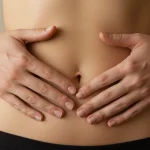 Exercícios de respiração para acalmar a mente: 4 métodos comprovados em 5 minutos Mãos sobre o diafragma demonstrando a respiração diafragmática, um método eficaz para acalmar a mente.