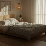 Pessoa dormindo tranquilamente em um quarto sereno com luz suave, simbolizando sono de qualidade.